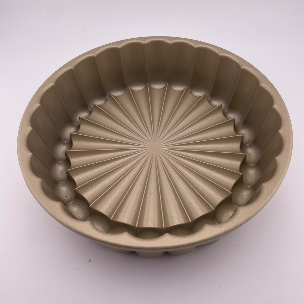 Williams Sonoma Gold Fluted Cake Pan Beaded Cast Aluminum Nonstick Bakeware 8.5" - Picture 2 of 3
